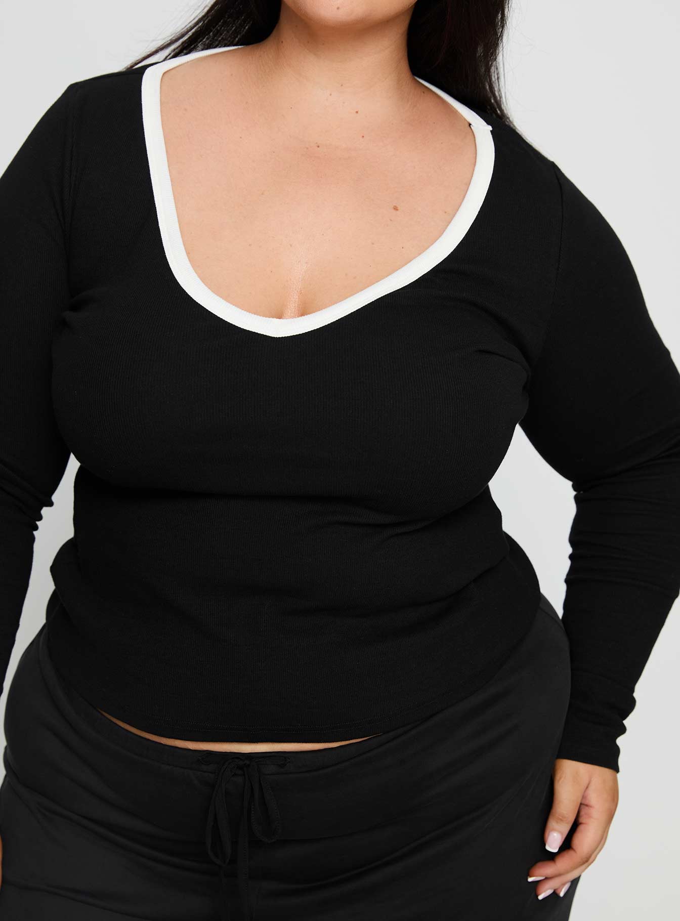 Baseline V Neck Long Sleeve Top Black / White Curve - Image 6