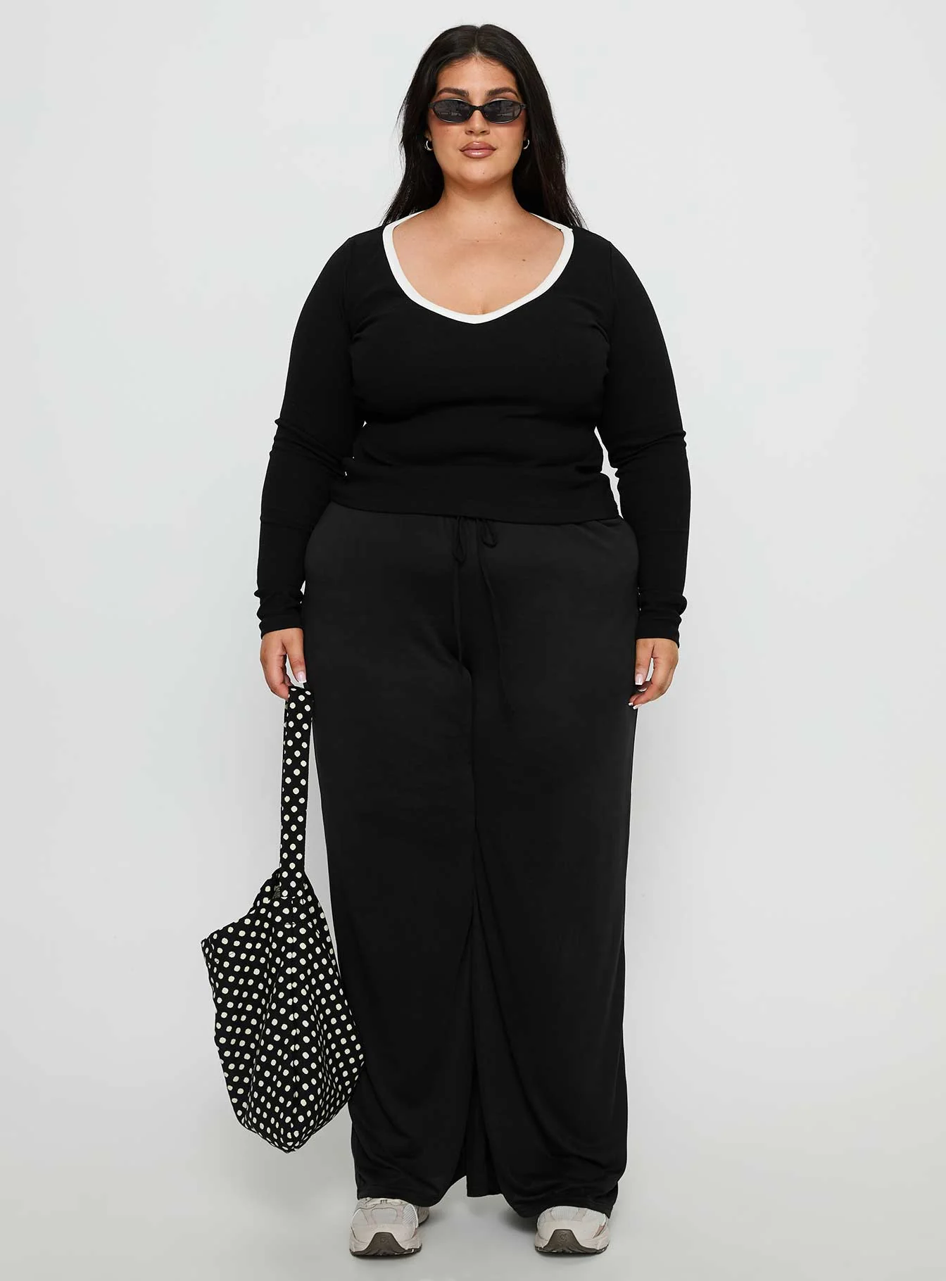 Baseline V Neck Long Sleeve Top Black / White Curve - Image 7