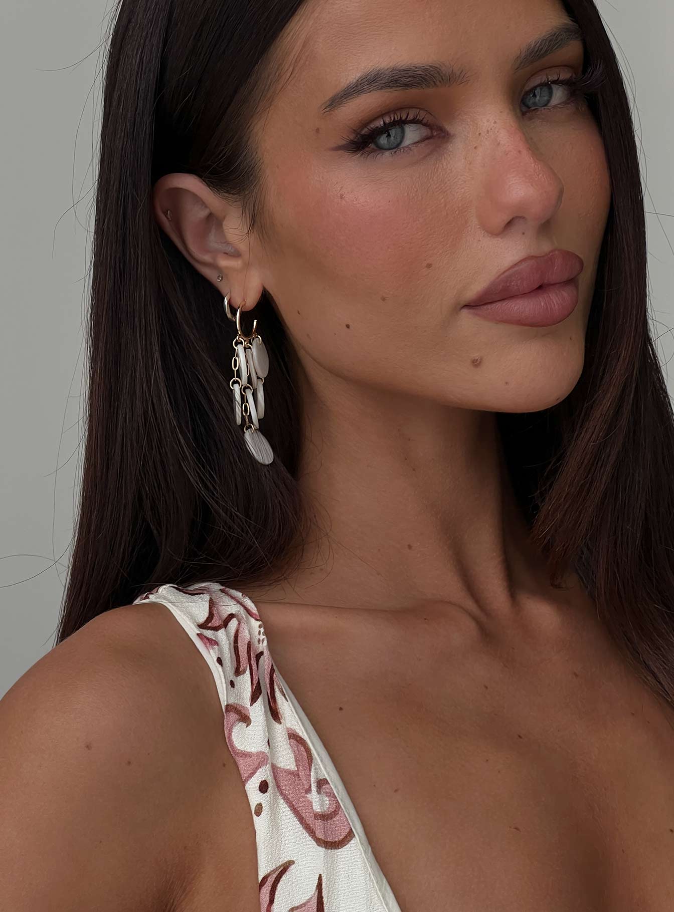 Elizabette Shell Earrings White - Image 5
