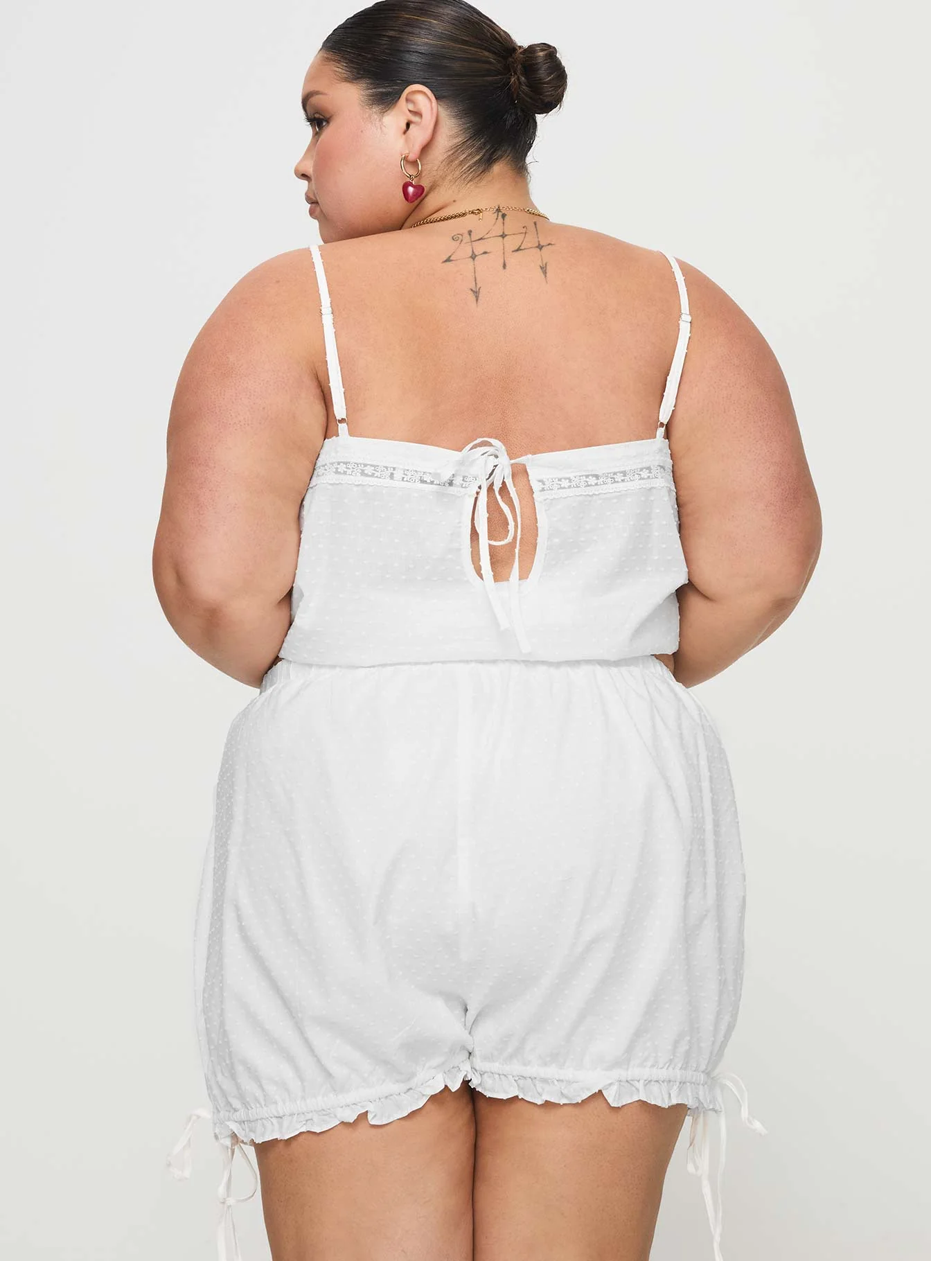 Invisible String Sleep Short White Curve - Image 5