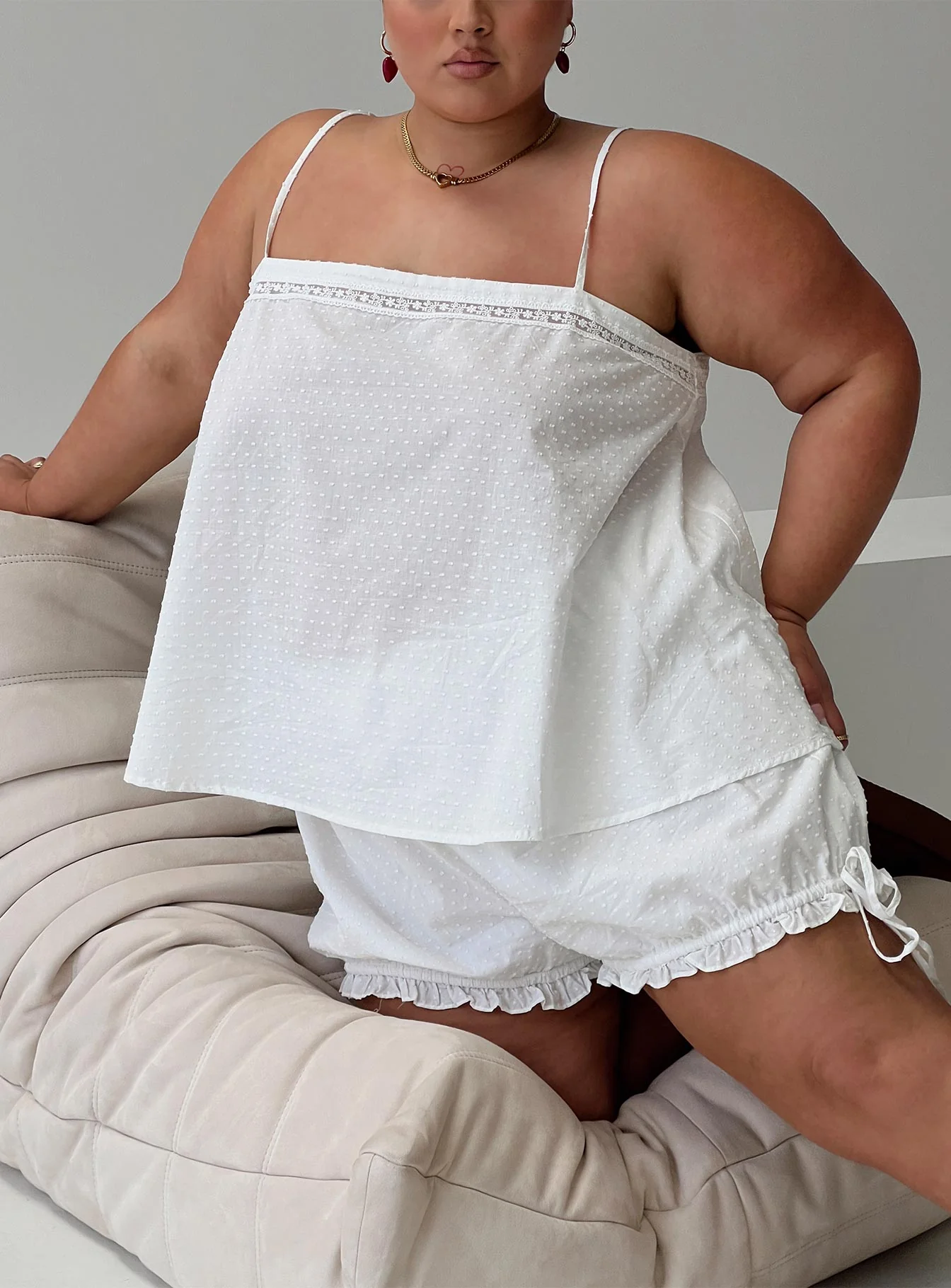 Invisible String Sleep Short White Curve - Image 8