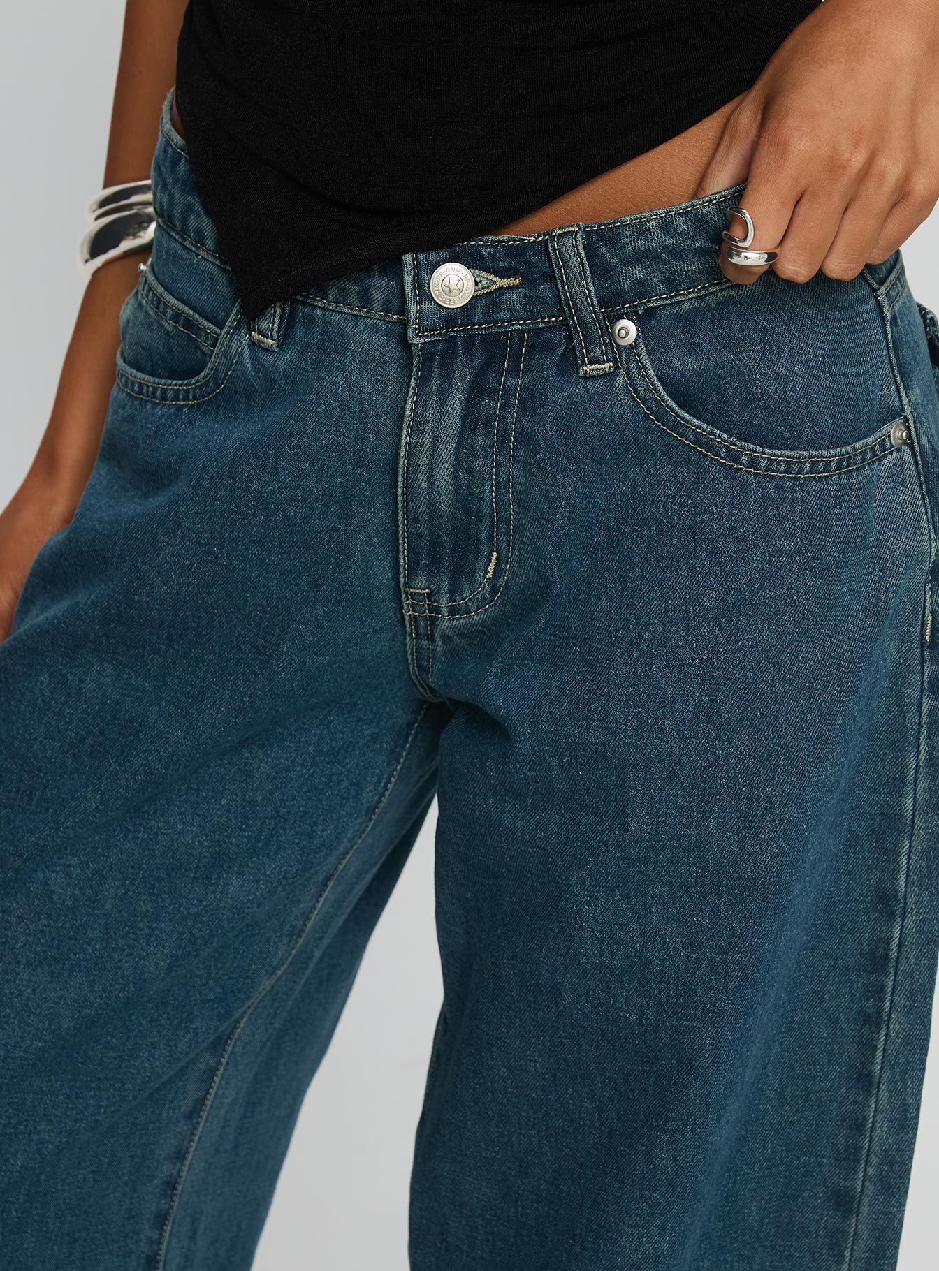 Juda Mid Rise Barrel Leg Jeans Mid Blue Wash - Image 6