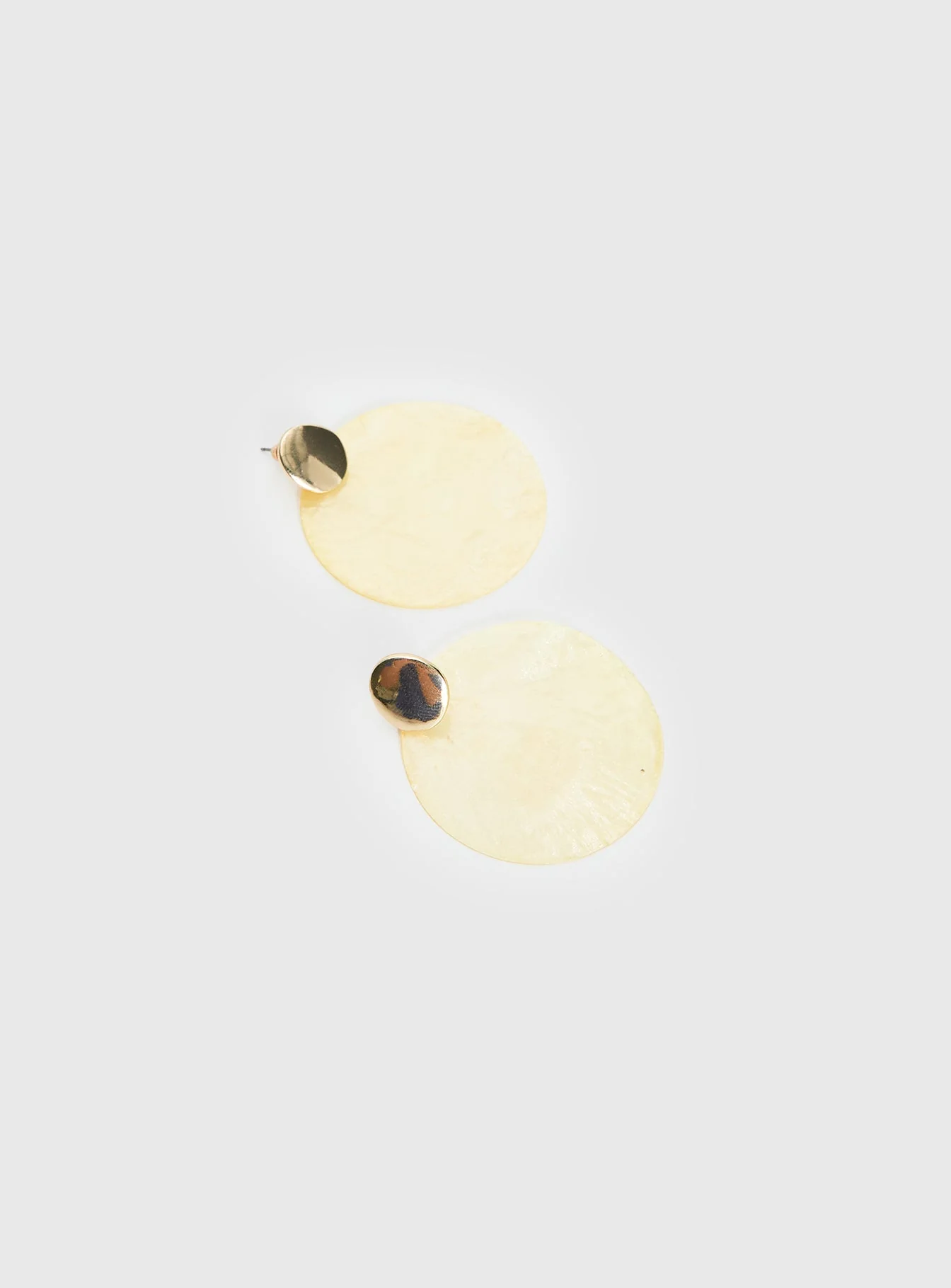 Kinzee Shell Earrings Butter / Gold - Image 3