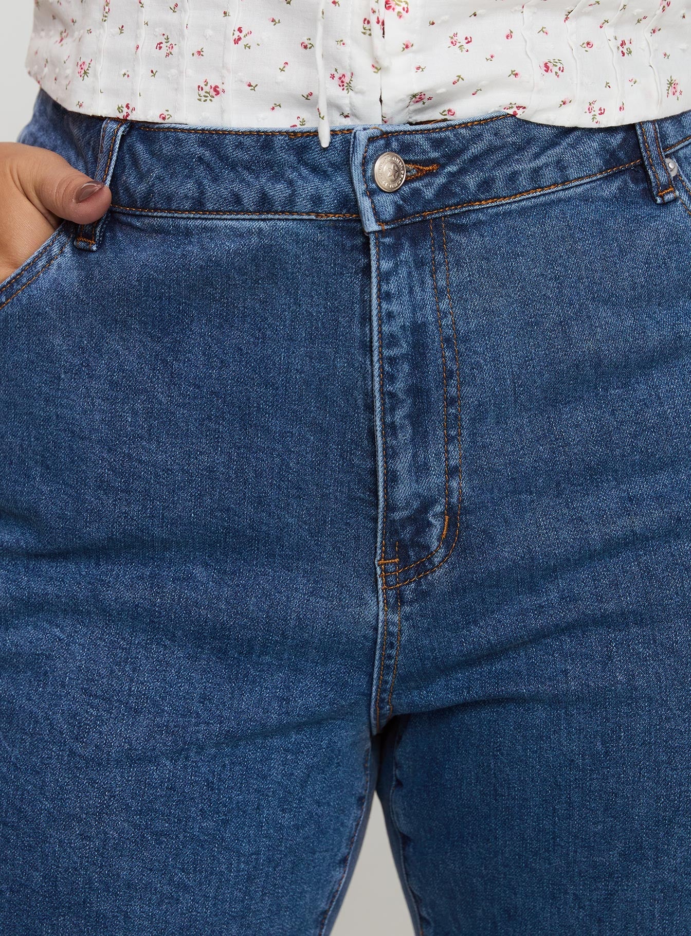 Lucille High Rise Flared Jeans Mid Wash Curve - Image 5
