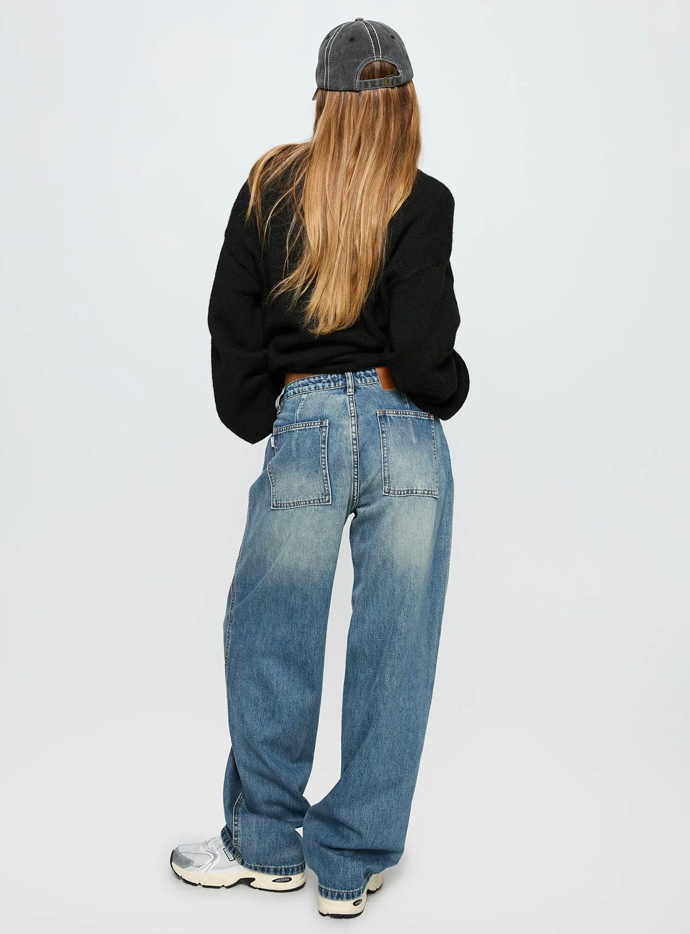 Motomami Mid Rise Barrel Leg Jeans Mid Blue Wash - Image 4