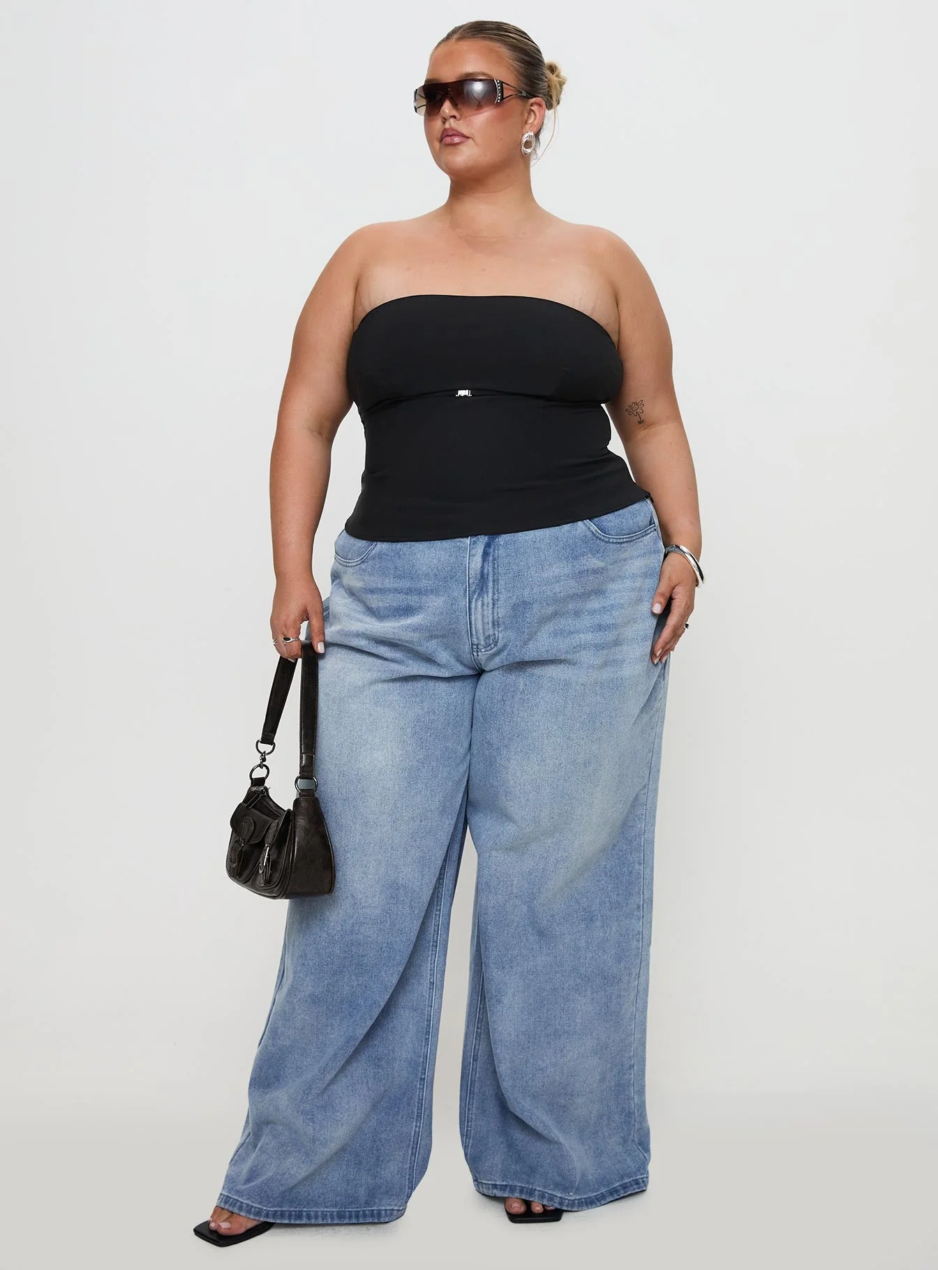 Naylor Mid Rise Wide Leg Jeans Light Wash Denim Curve - Image 2