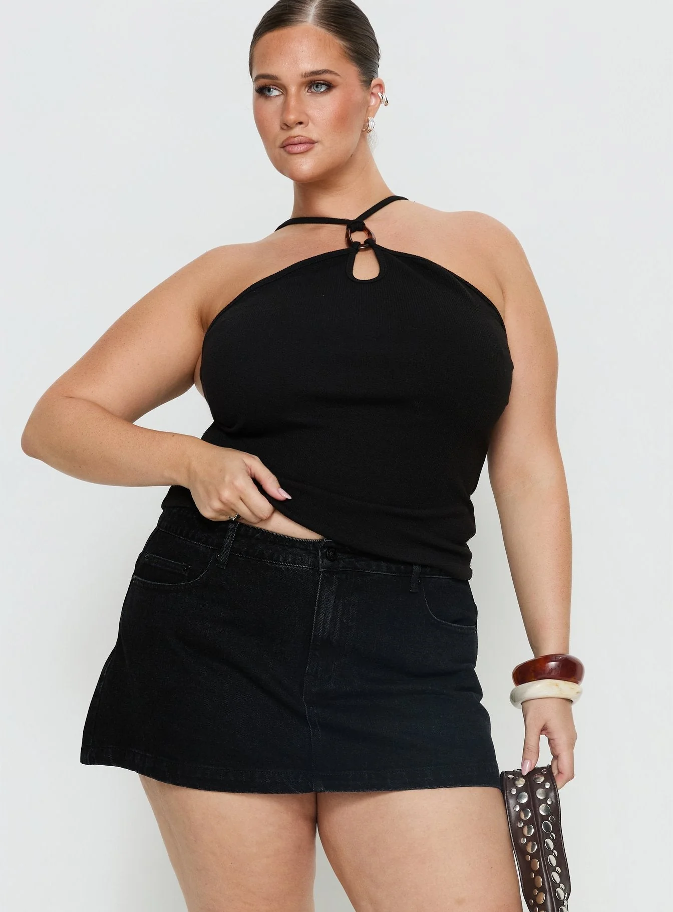 Nicolina Low Rise Denim Mini Skirt Washed Black Curve - Image 2