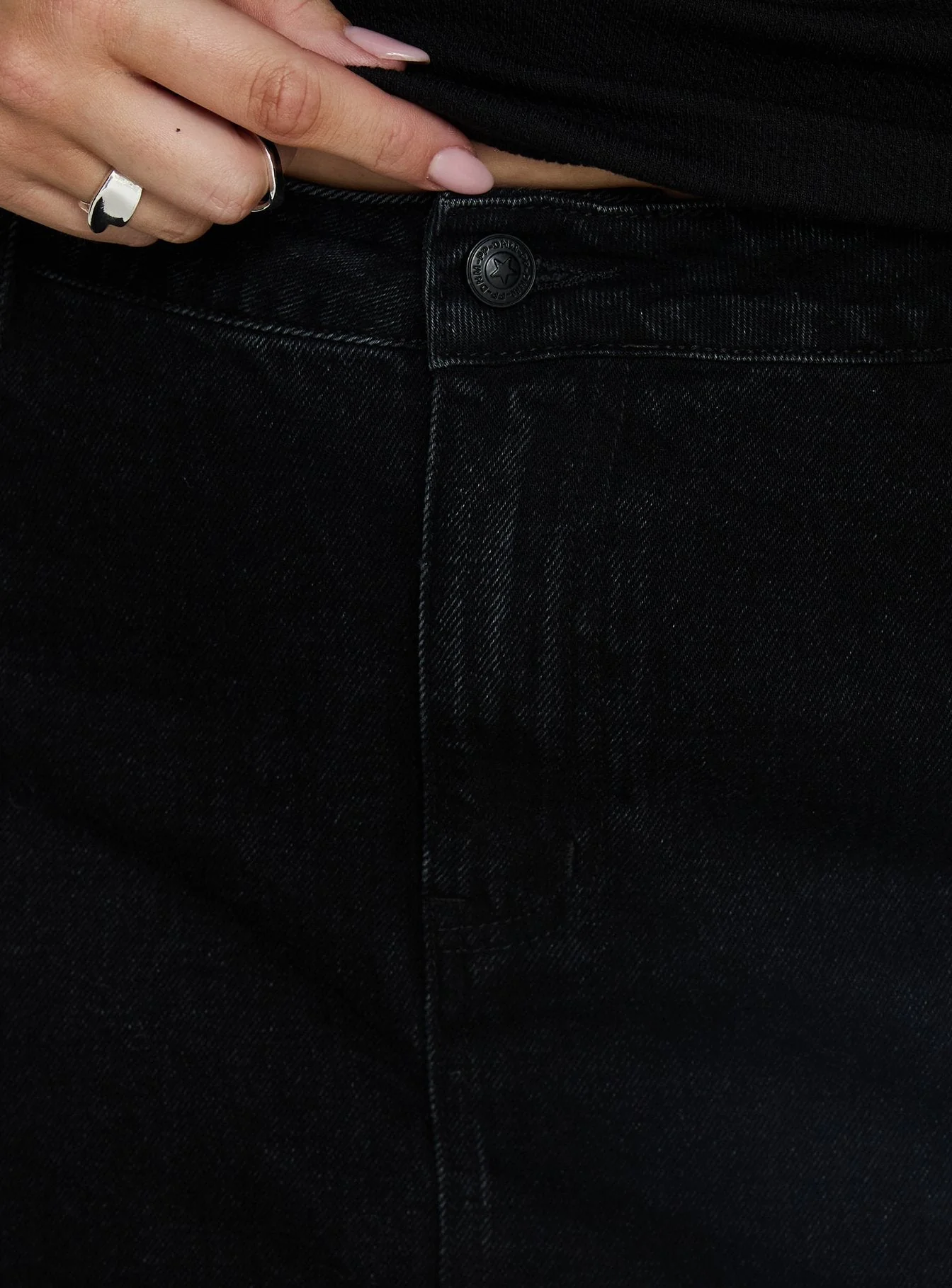 Nicolina Low Rise Denim Mini Skirt Washed Black Curve - Image 6