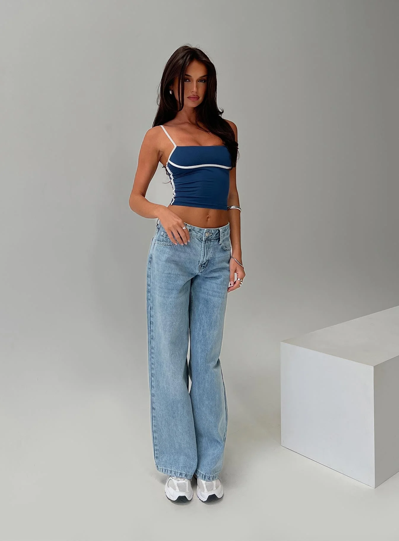 Serenitia Mid Rise Relaxed Jeans Light Wash Petite - Image 9