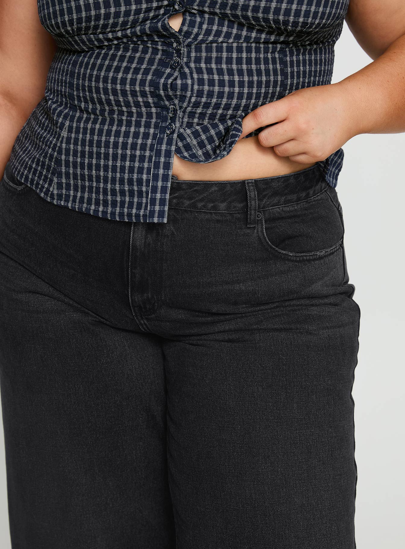 Serenitia Mid Rise Relaxed Jeans Washed Black Curve - Image 5
