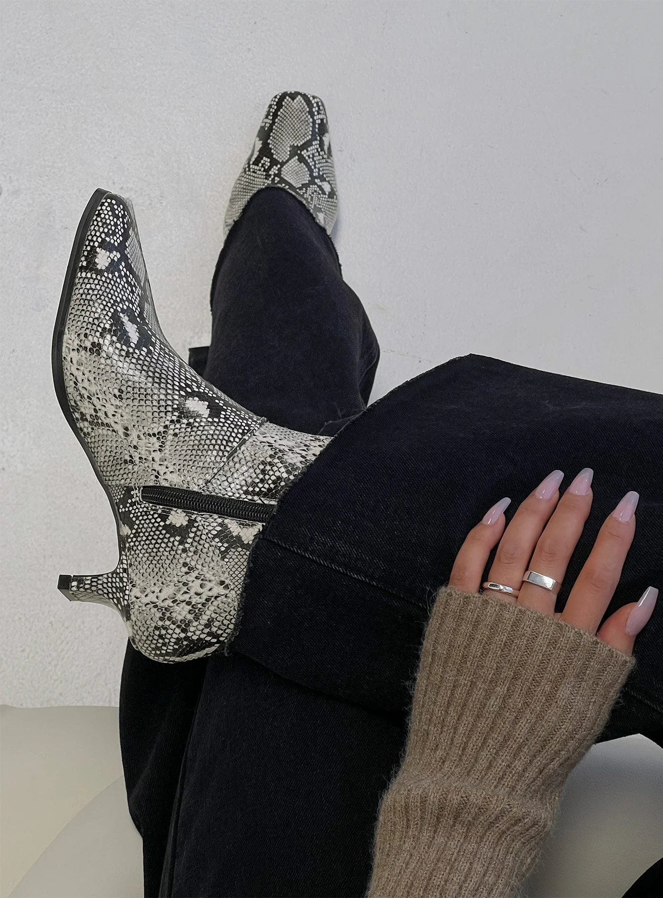 Therapy Shade Boots Black / White Snake - Image 5