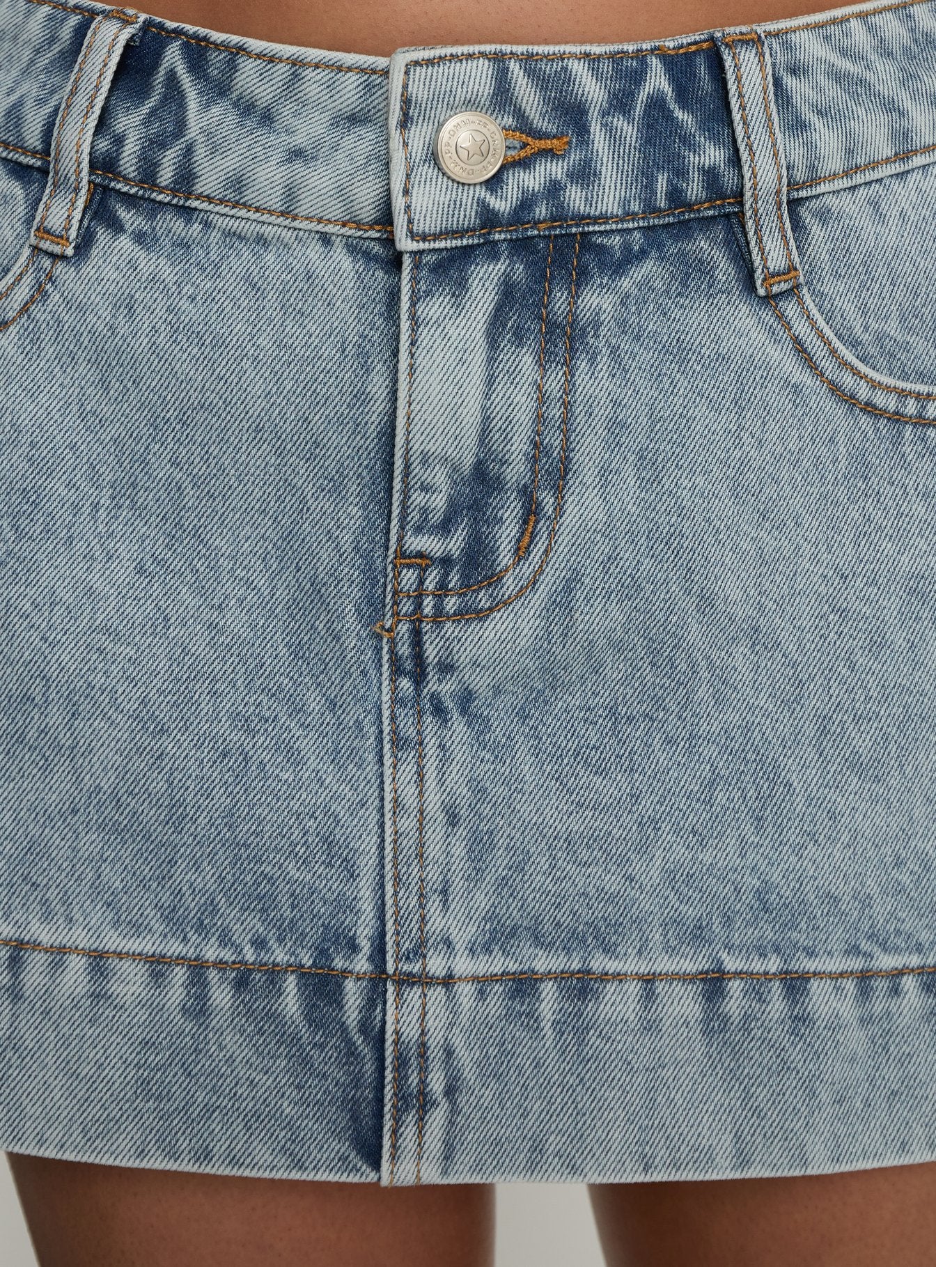 Warna Low Rise Denim Mini Skirt Light Blue Wash - Image 5