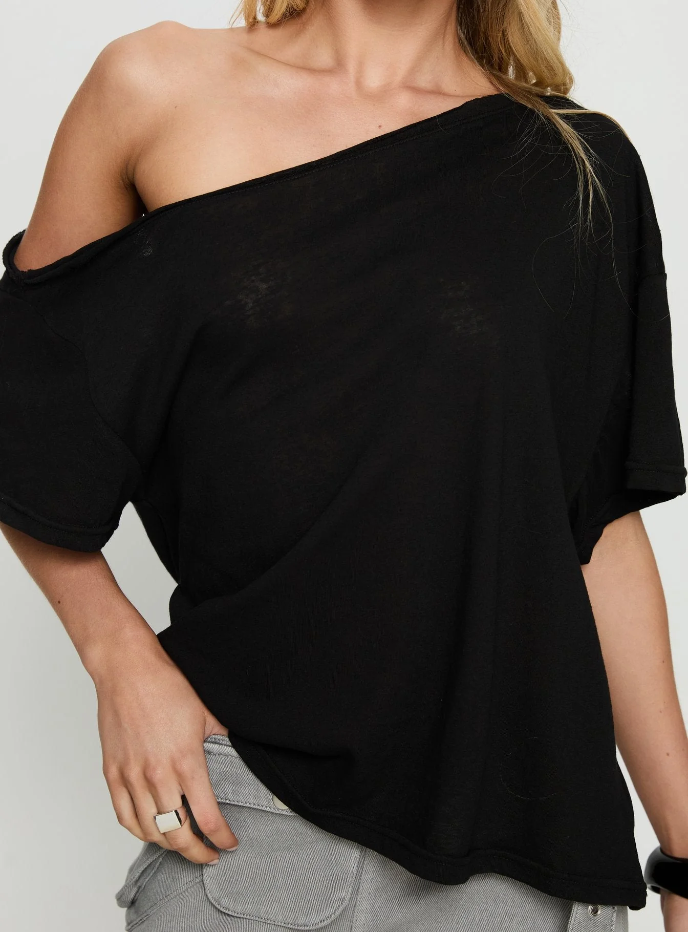 Winny Off Shoulder Tee Black - Image 6